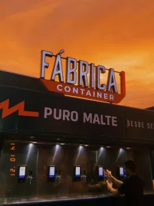 Fachada do container da franquia Fábrica 1. O container pode instalado em Food park, um dos tipos de bar explicado no texto