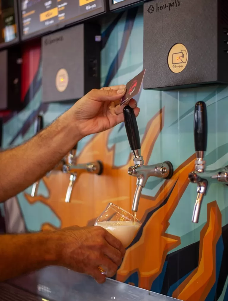 ambiente de bar com venda automática de chope beerpass