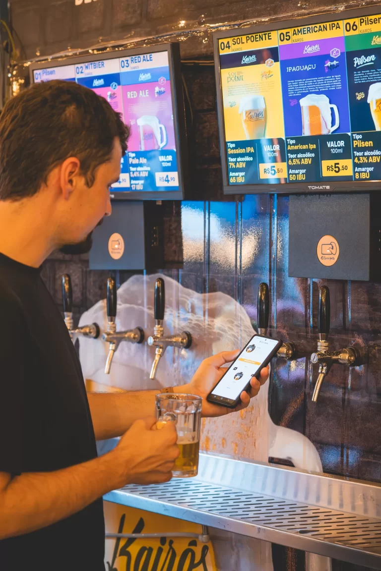 cliente utilizando sistema de chope self service beerpass