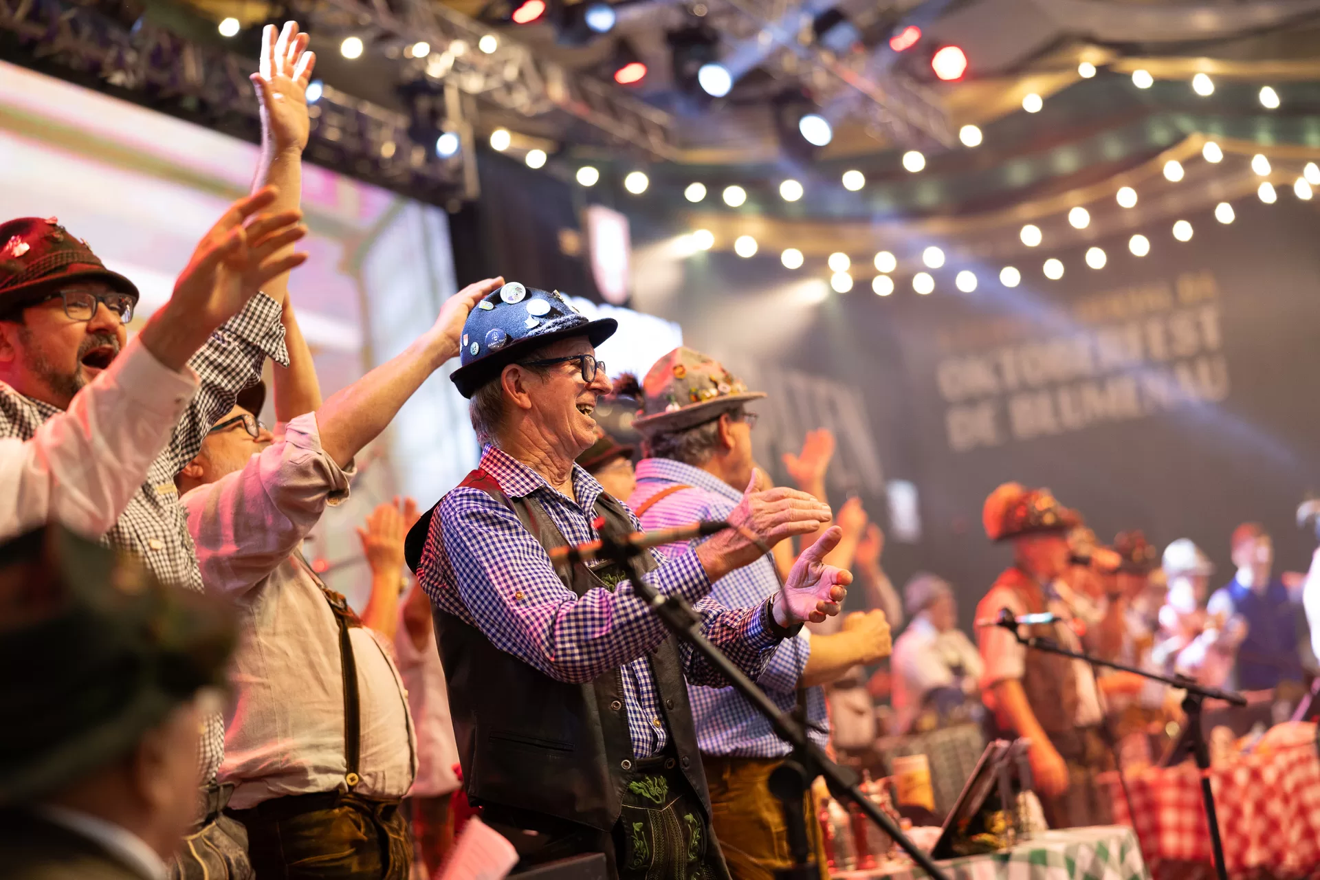 Foto na Oktoberfest Blumenau, um palco onde há pessoas festejando