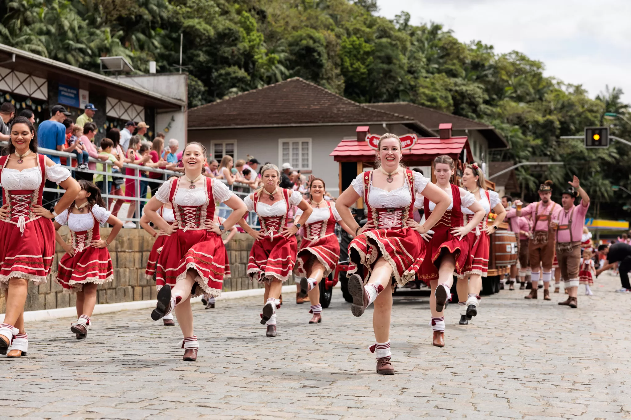 Foto de um desfile na Oktoberfest de Blumenau. Na imagem há várias "fridas"