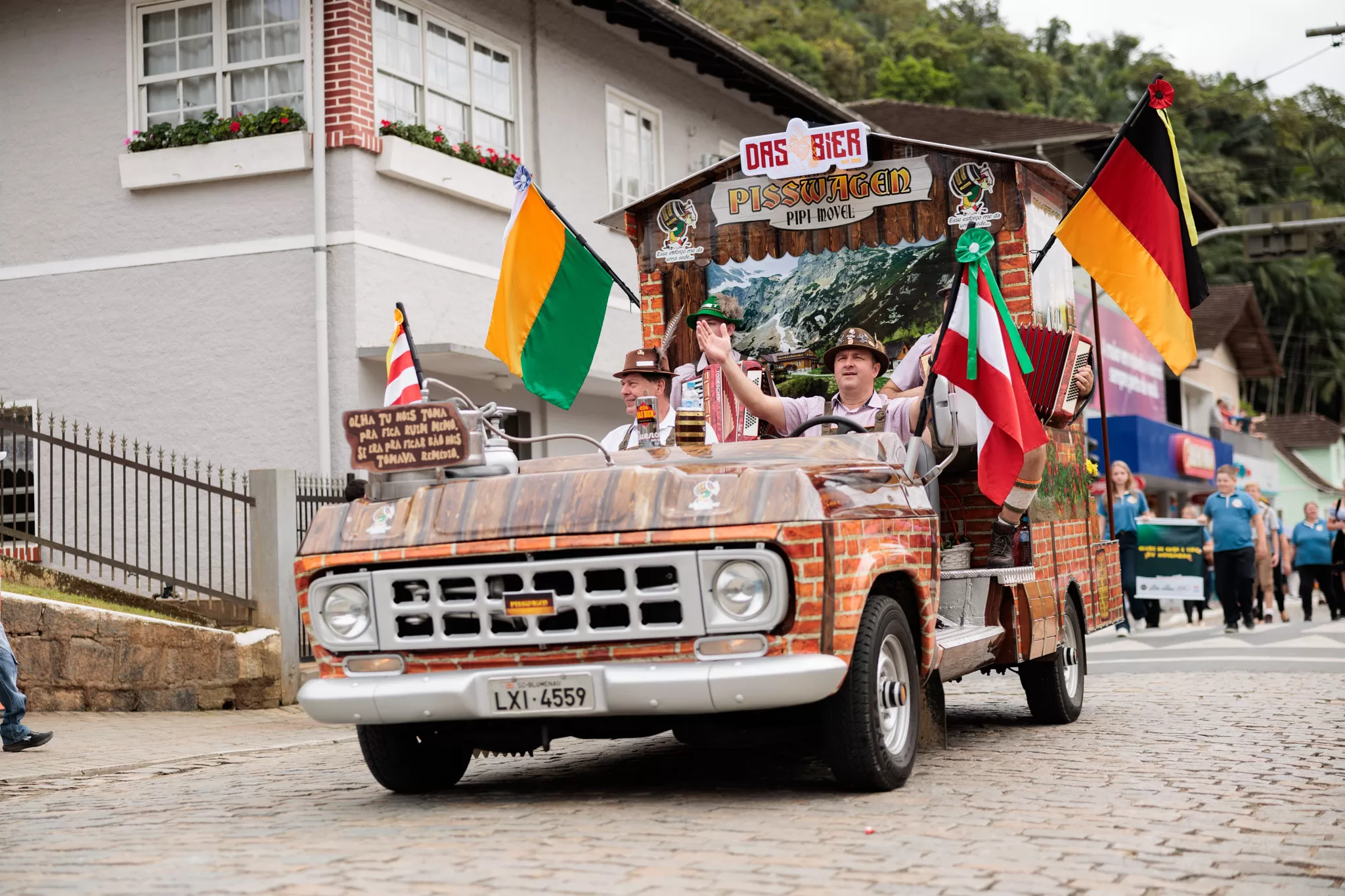Foto de um carro alegórico na Oktoberfest de Blumenau