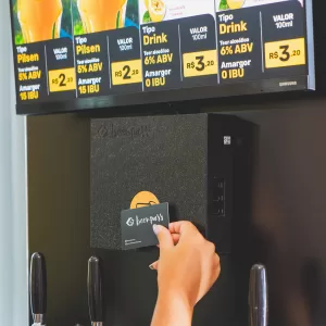 totem Beerpass para venda automática de chope instalado em pub