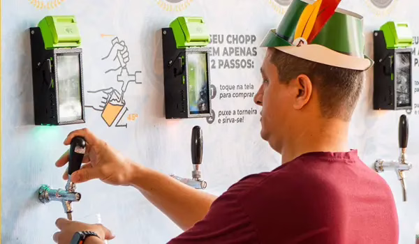 cliente se servindo no autosserviço de chope beerpass no evento fenachopp